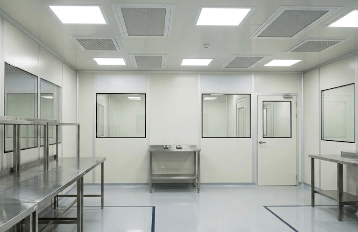 Laboratorio, cuarto blanco dos ventanas al frente de a los lados y mesas de acero